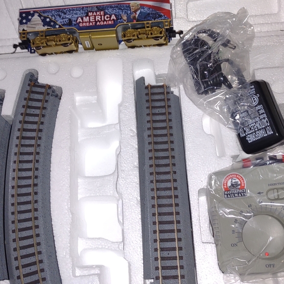 Hawthorne Village President Trump train set - Picture 3 of 4